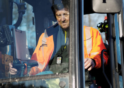 Maskinfører på jobb med Junior varslingsmottakeren. Kommer det varsel skal arbeide stoppes umiddelbart.